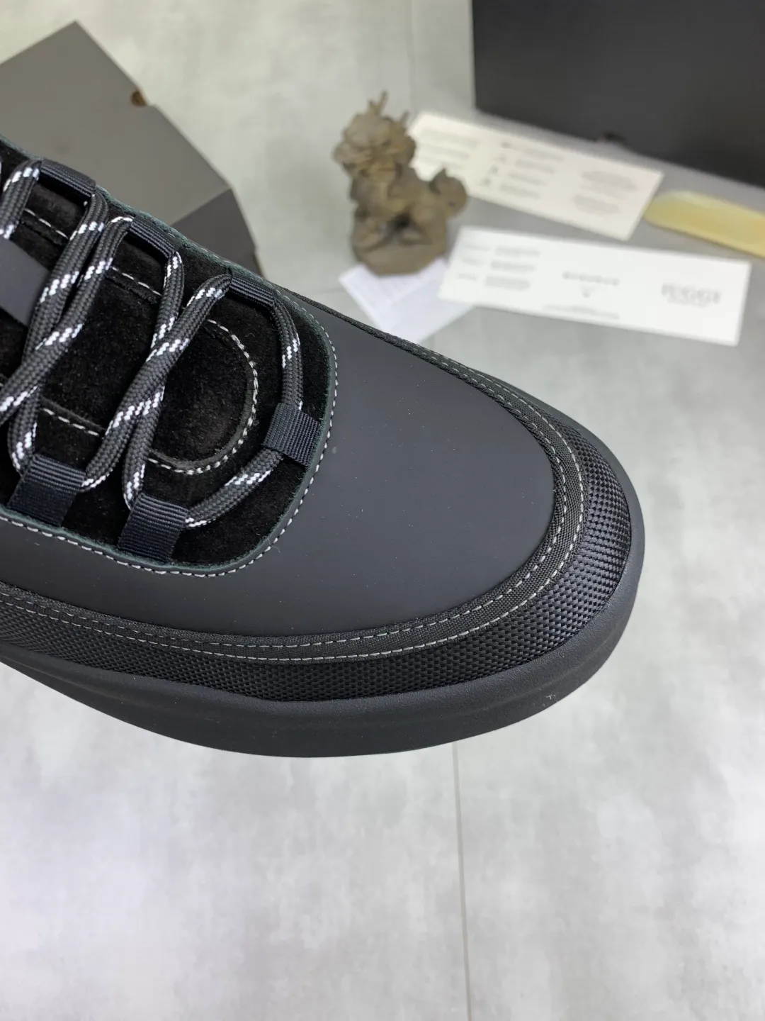Men's shoes 💰P640 New arrival 🆕🆕🆕 New IUGGI men's shoes. Real cowhide on the outside. Australian wool on the inside. Lightweight and easy to put on. The brand logo has a high-end feel. Men's style! Men's style! Retro outdoor shoes are rarely seen on the market. They look great on the feet. Mainly because they are so stylish. Color: black, gray, maroon. Size: 39-44 999-20